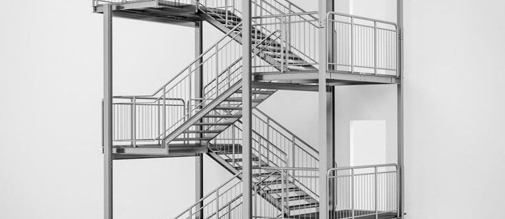 Z tipi çelik yangın merdiveni, bina cephesine güvenli şekilde monte edilmiş dış yangın kaçış sistemi