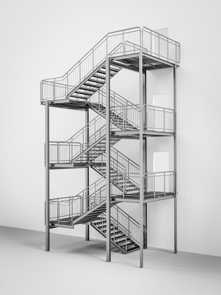 Z tipi çelik yangın merdiveni, bina cephesine güvenli şekilde monte edilmiş dış yangın kaçış sistemi