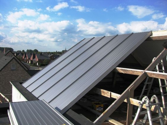 Güzel Çelik Yapı sandviç panel çatı montajı – çelik çatı üzerine panel uygulaması